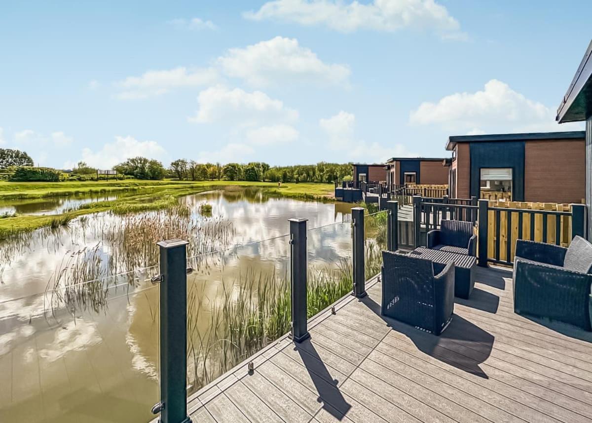 Waterside Hambleton Lakeside Lodges Poulton-le-Fylde ภายนอก รูปภาพ